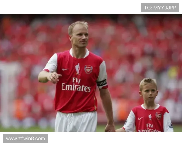 围绕双人手持球鞋足球展开的创意对决激情冒险传奇精彩故事标题篇