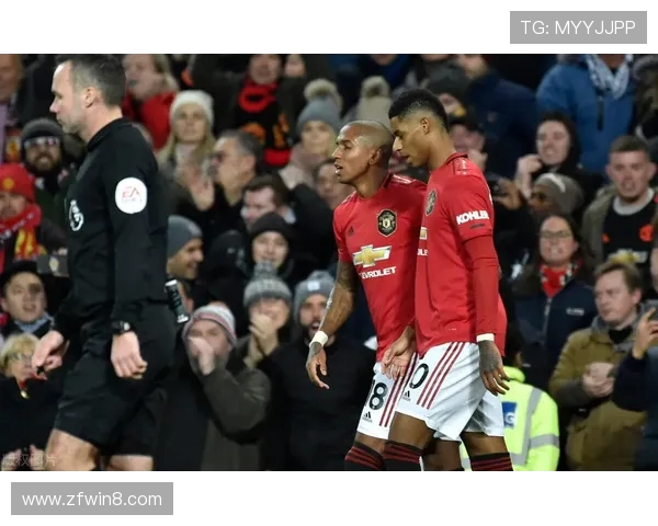 演唱会期间球迷与歌手偶遇足球事件引发关注网络热议