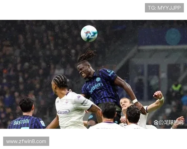 足球比赛中球员脚踢意外将足球踢爆 赛场惊现爆炸场面